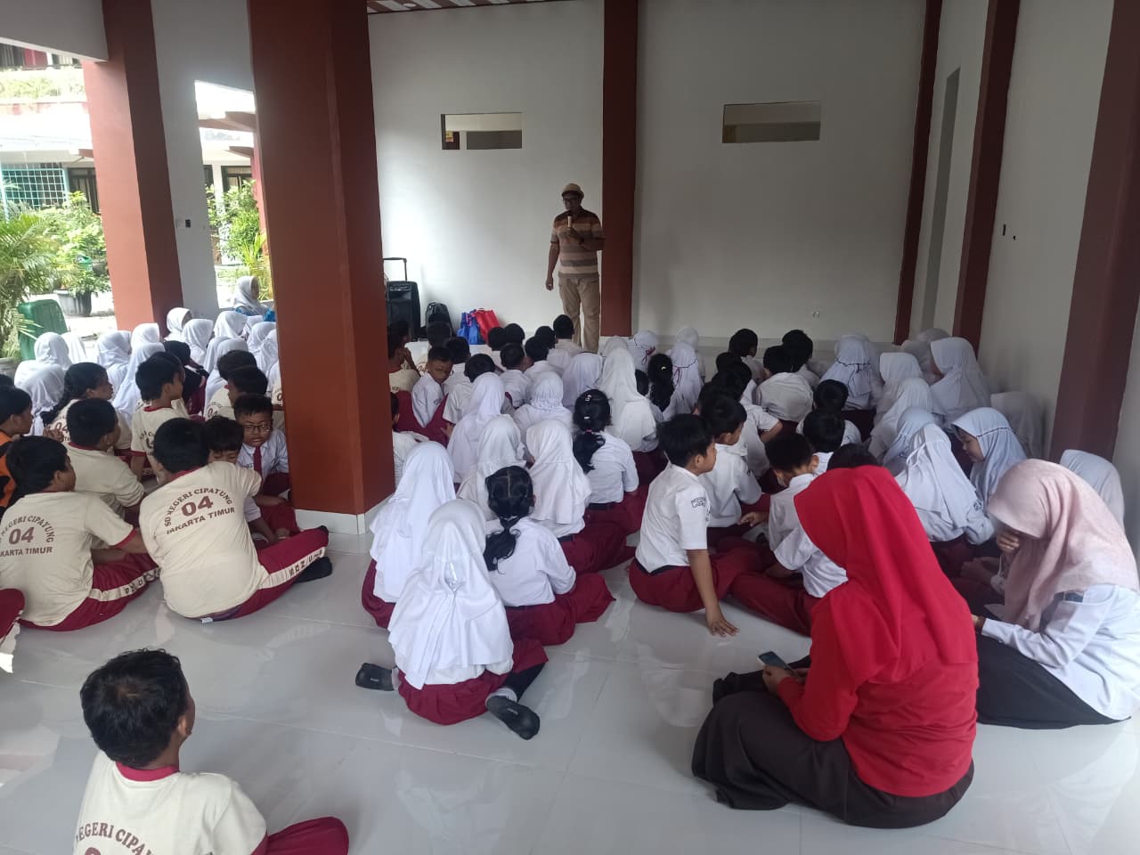 Wisata LiterAsyik Ke SDN Cipayung 04